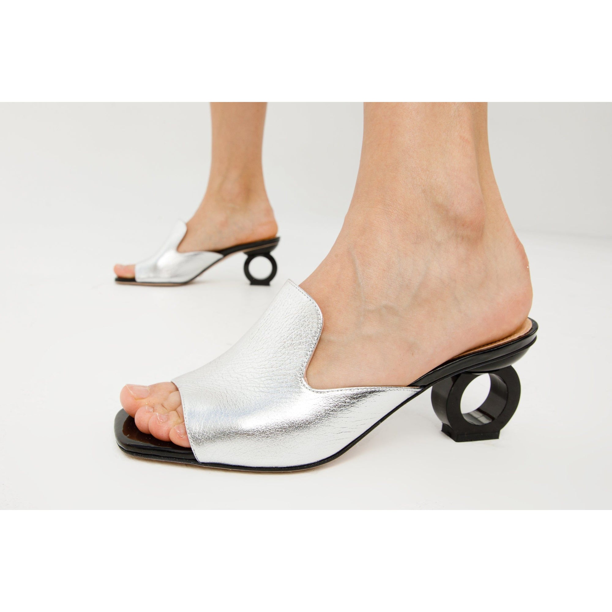 Vinci The Tory Silver Leather Women Sandal Circle Heel Design
